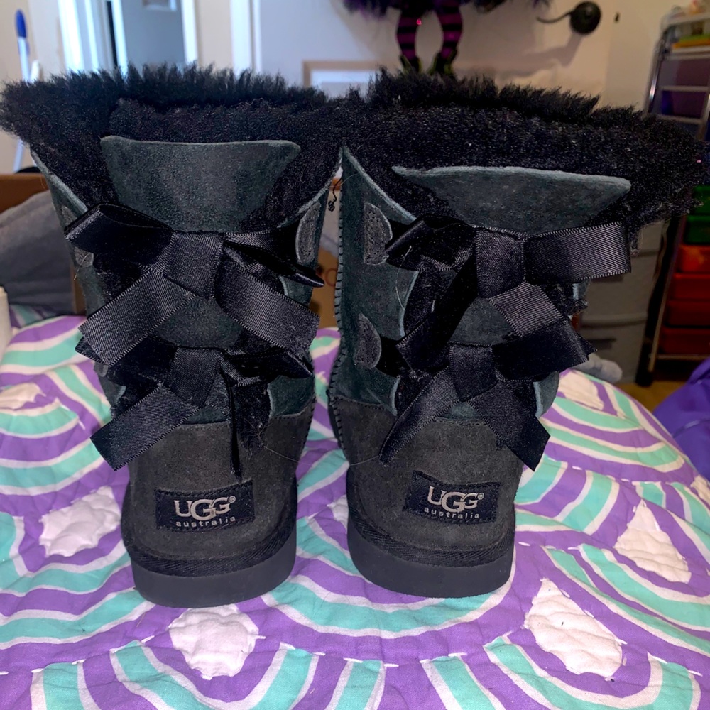 Ugg Bailey bow 2 size 3 in girls!